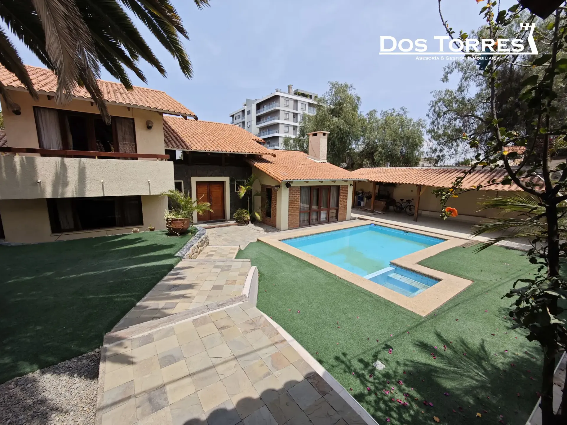 Foto 2 de Bella casa con piscina sobre la avenida Circunvalación próximo al SEGIP