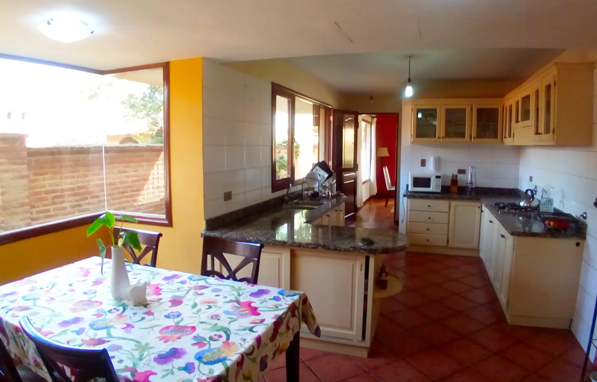 Foto 7 de Bella casa con piscina sobre la avenida Circunvalación próximo al SEGIP
