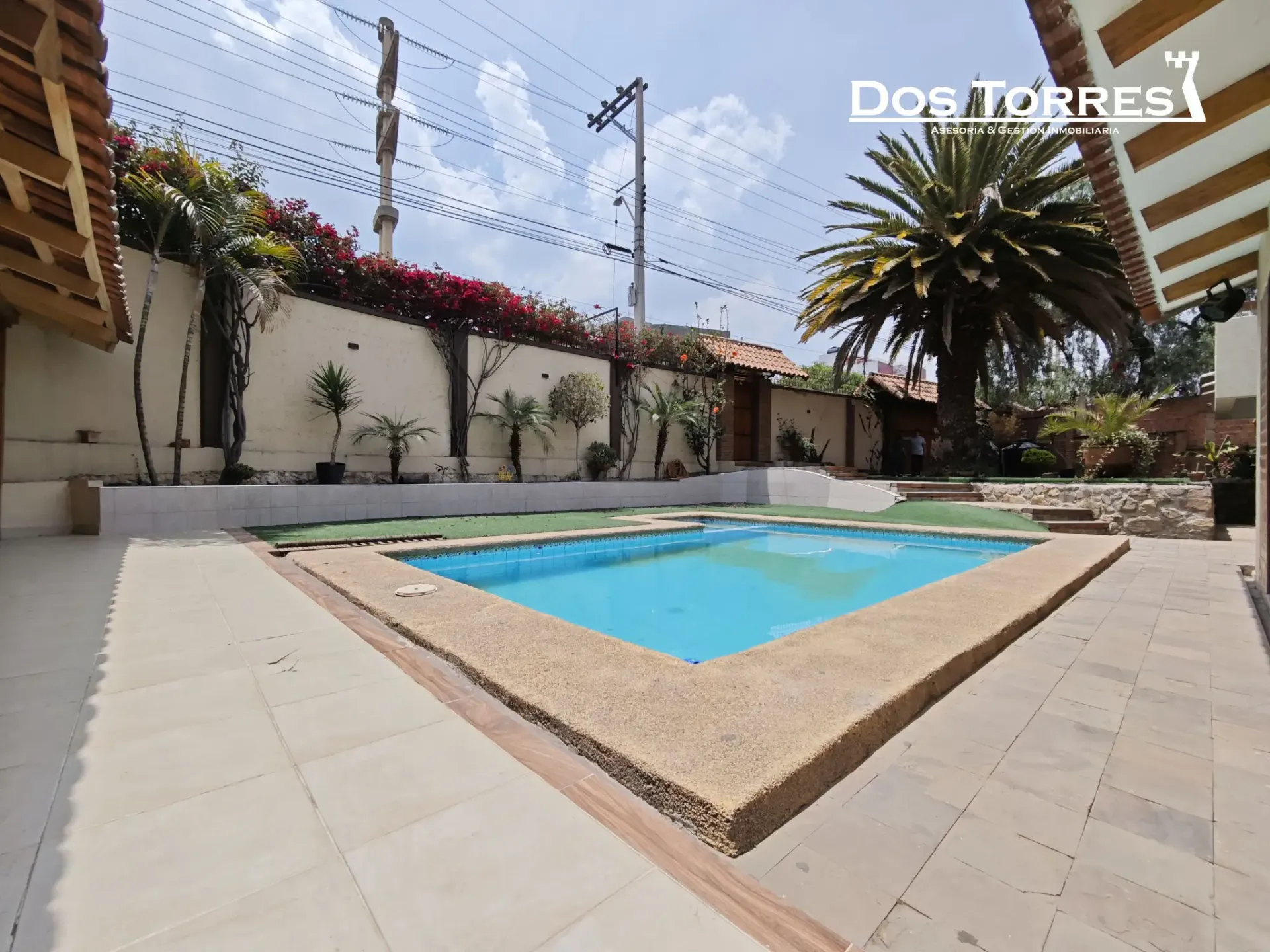 Foto 3 de Bella casa con piscina sobre la avenida Circunvalación próximo al SEGIP