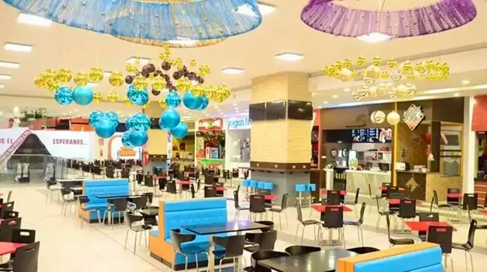 Foto 2 de ✨ Lleva Tu Marca a Una Plaza de Comidas con Alto Tráfico