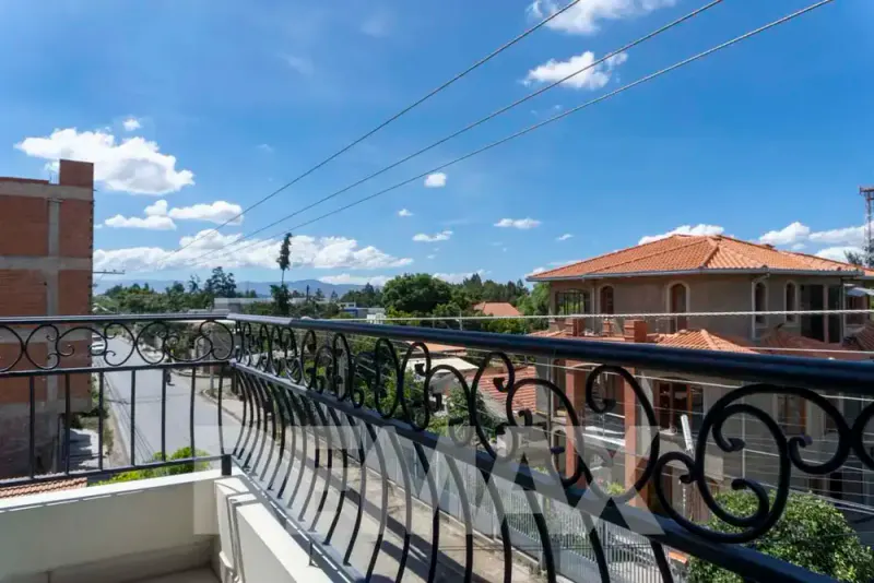 Foto 8 de Departamento amoblado de 3 dormitorios en alquiler en Tiquipaya con terraza y balcón