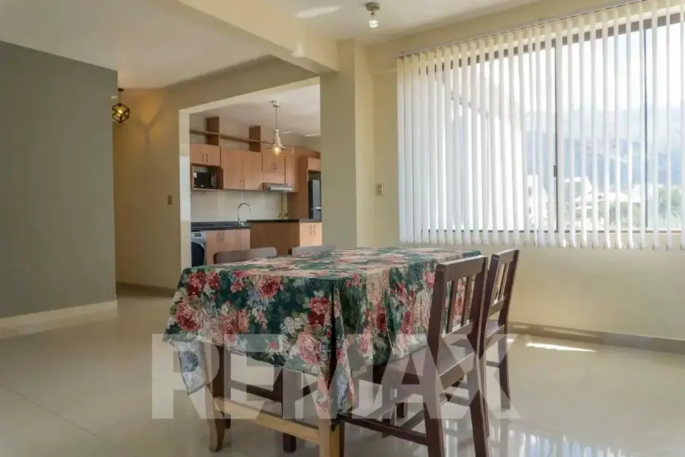 Foto 5 de Departamento amoblado de 3 dormitorios en alquiler en Tiquipaya con terraza y balcón