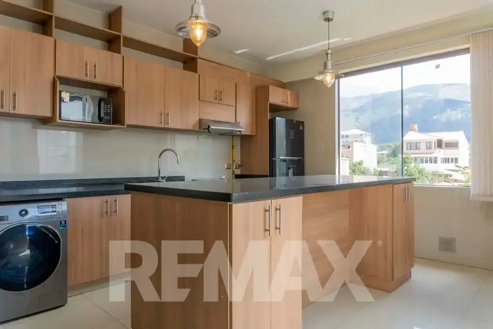 Foto 9 de Departamento amoblado de 3 dormitorios en alquiler en Tiquipaya con terraza y balcón