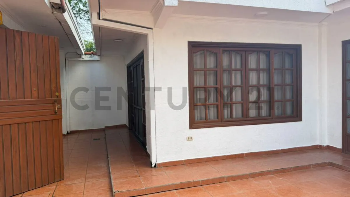 Foto 2 de Casa Comercial en Alquiler Sobre Calle Colectora en Equipetrol