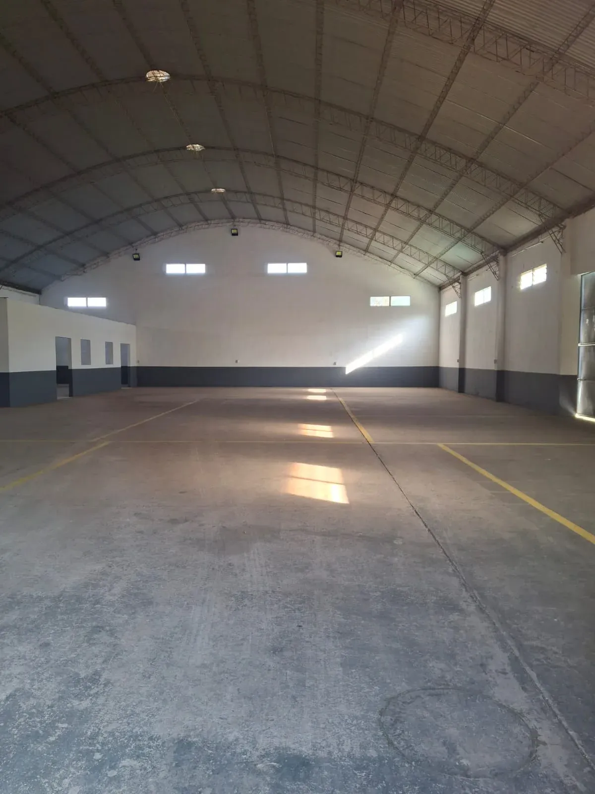 Foto 1 de Z/ Norte 8vo Anillo Cerca Banzer Galpon 600m2 con 4 oficinas