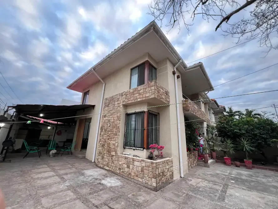 Foto 6 de Casa Comercial en Alquiler – Zona Mutualista Lado al Hipermaxi