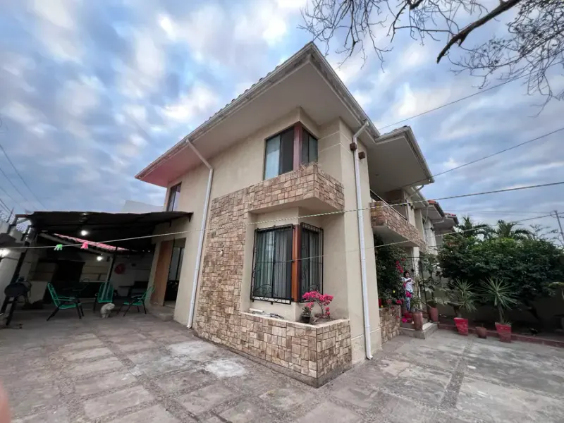 Foto 6 de Casa Comercial en Alquiler – Zona Mutualista Lado al Hipermaxi