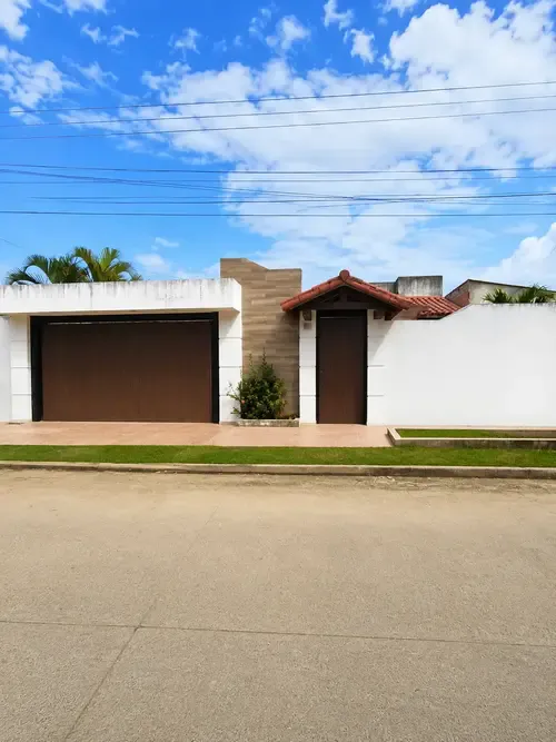 Foto 2 de Casa amplia en venta en Montero, 500 m² de terreno y 4 dormitorios