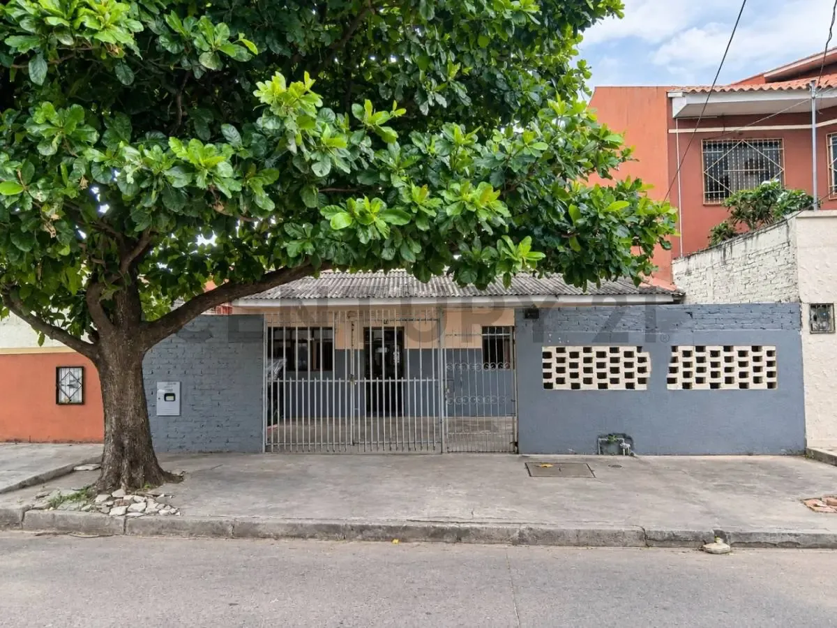 Foto 2 de Terreno con Casa en Venta