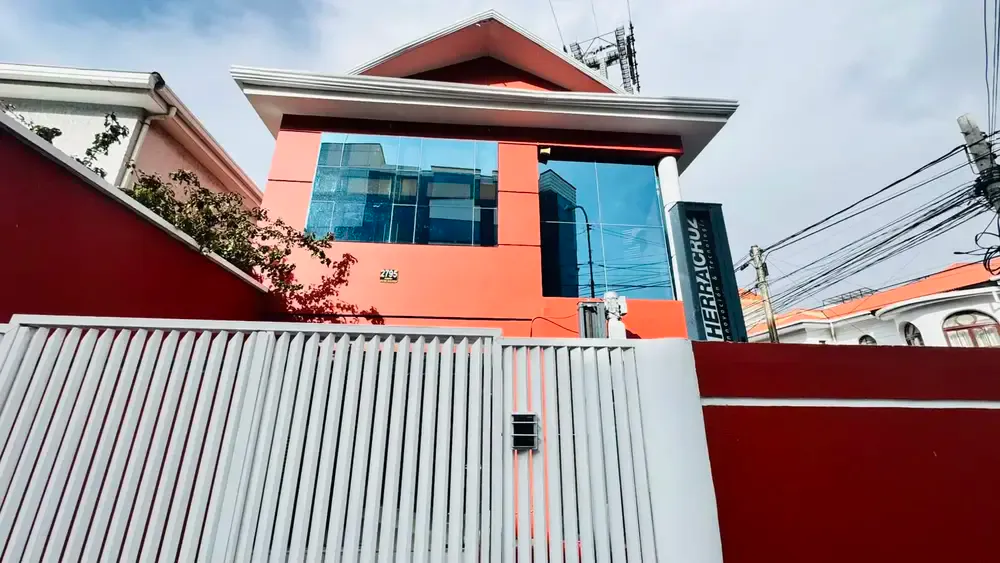Foto 1 de Ejecutiva Casa para Oficinas en Alquiler