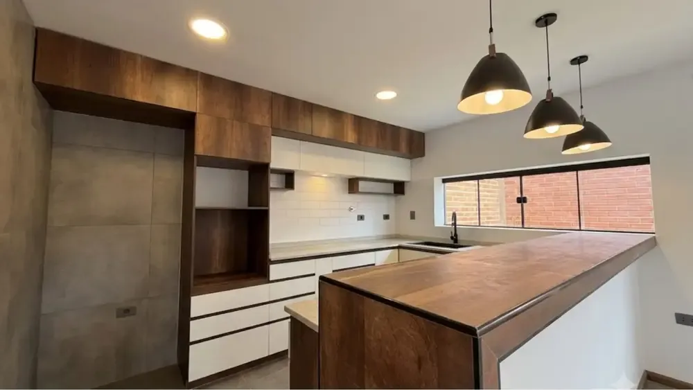 Foto 2 de Casa nueva amoblada en alquiler con jardín y doble parqueo en Final Avenida Sama