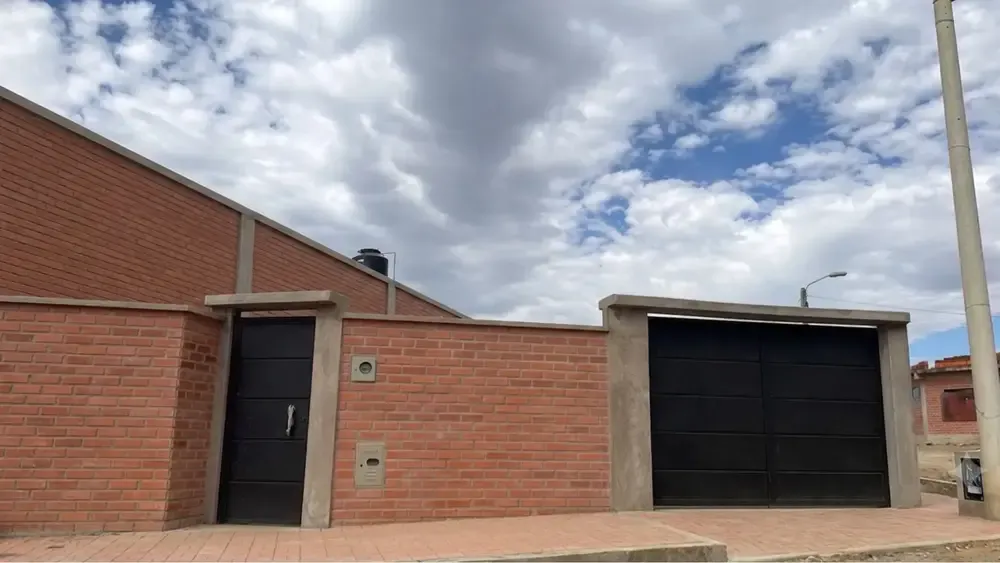Foto 1 de Casa nueva amoblada en alquiler con jardín y doble parqueo en Final Avenida Sama