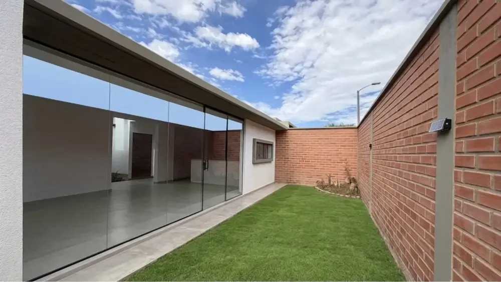 Foto 3 de Casa nueva amoblada en alquiler con jardín y doble parqueo en Final Avenida Sama