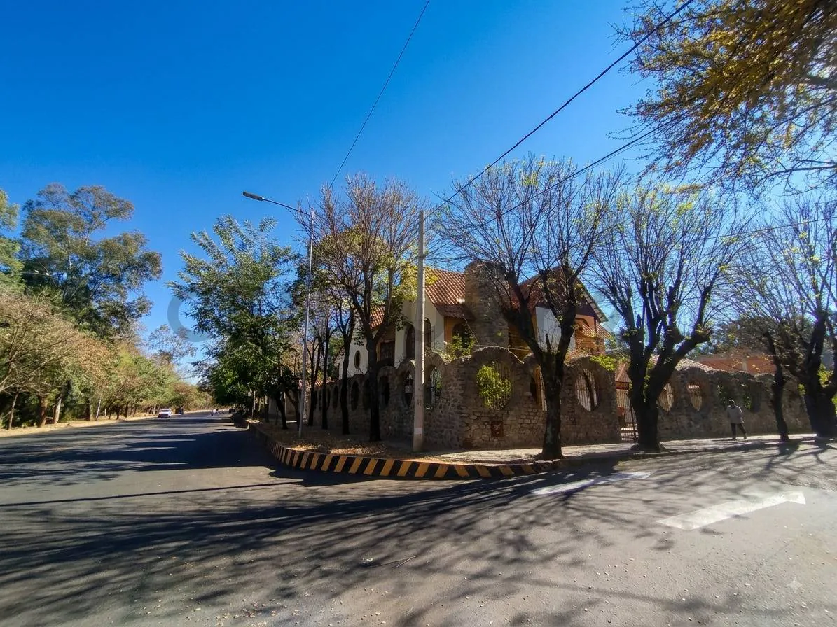 Foto 2 de ¡Espectacular Casa en Alquiler Sobre Avenida - Zona El Tejar, Tarija!