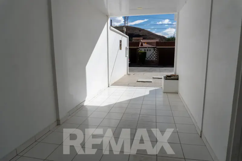 Foto 10 de Inmueble Comercial en Venta – Ubicación Estratégica sobre Av. Villazón Excelente oportunidad de inversión en una de las