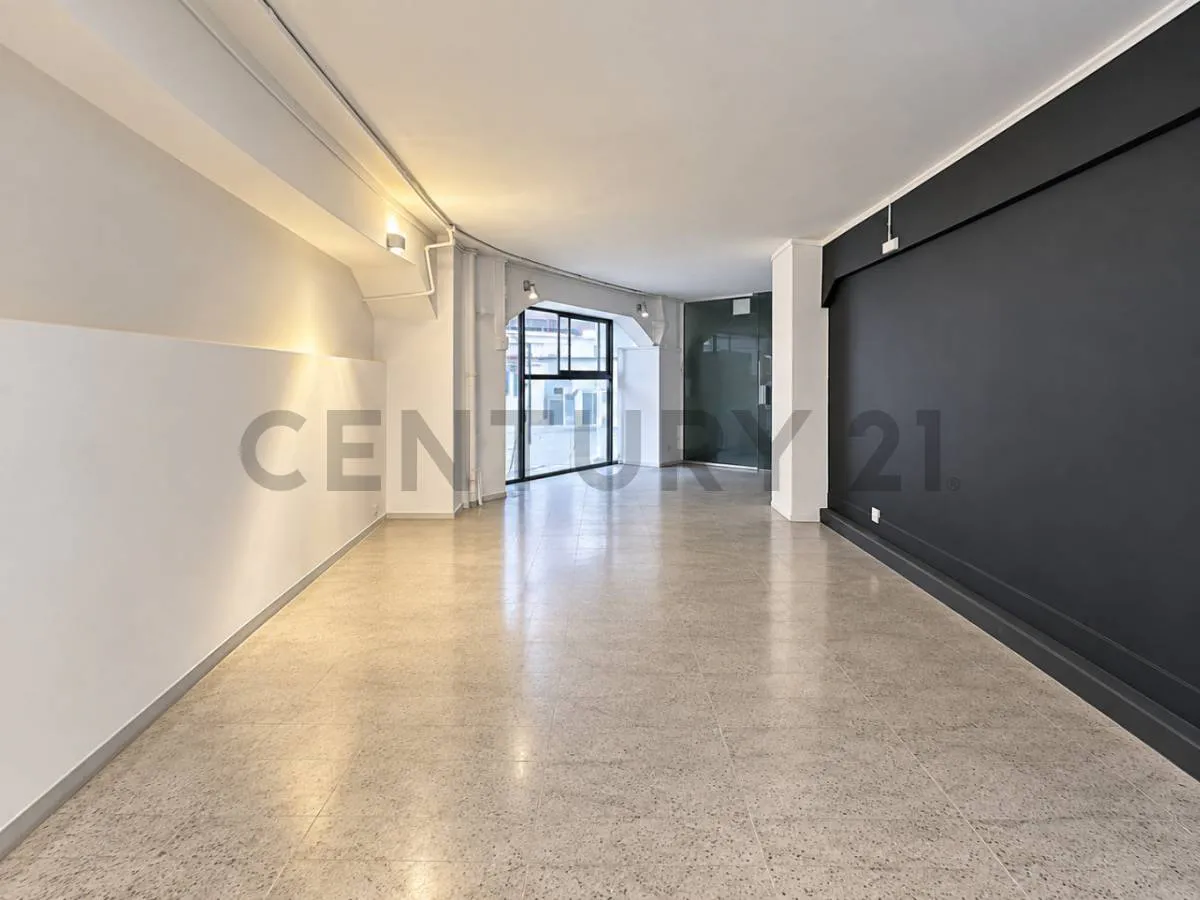 Foto 5 de ALQUILER – Amplio Local Comercial en zona San Francisco.