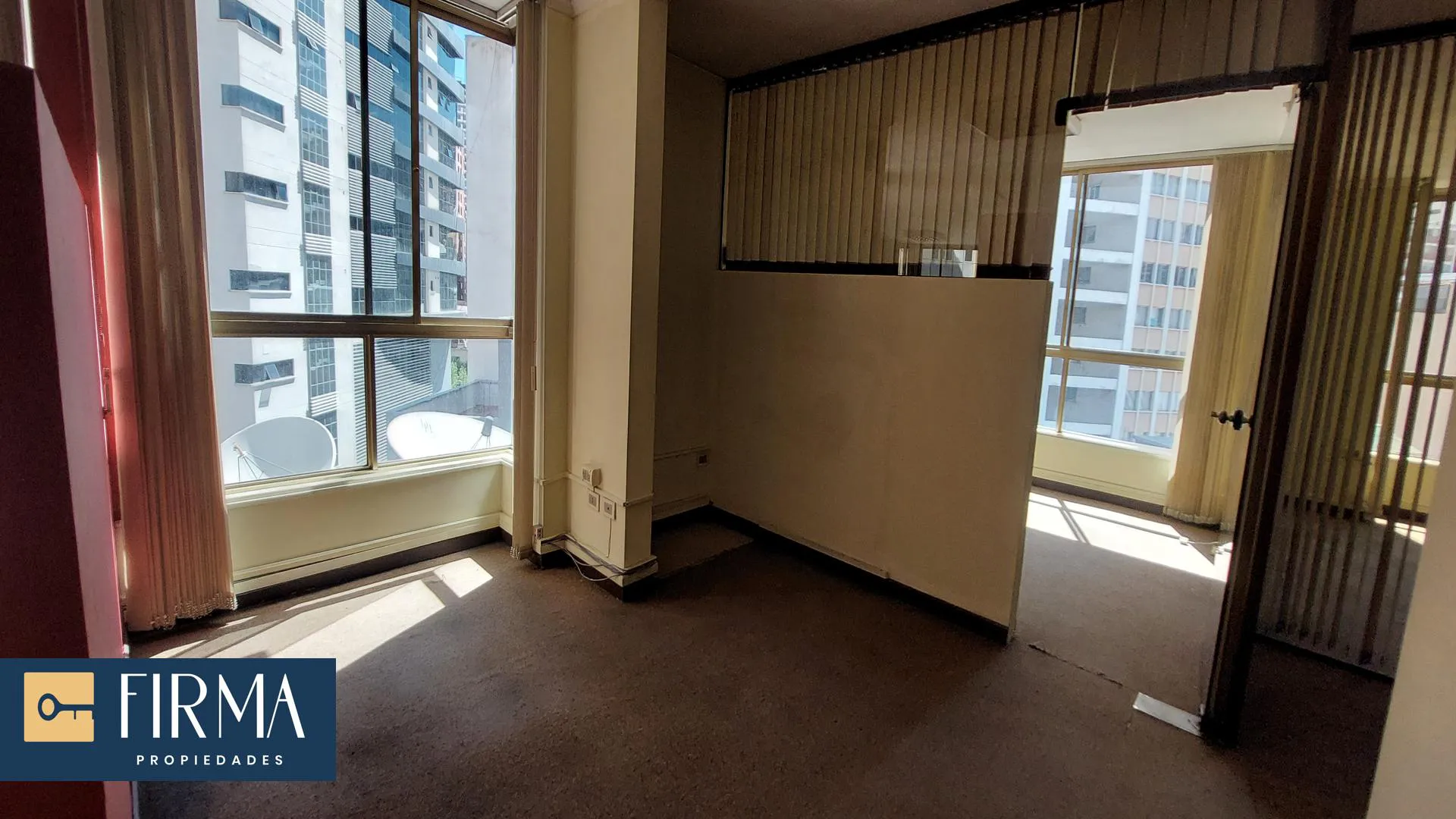 Foto 1 de Compra Esta Oficina en Piso Alto en El Centro