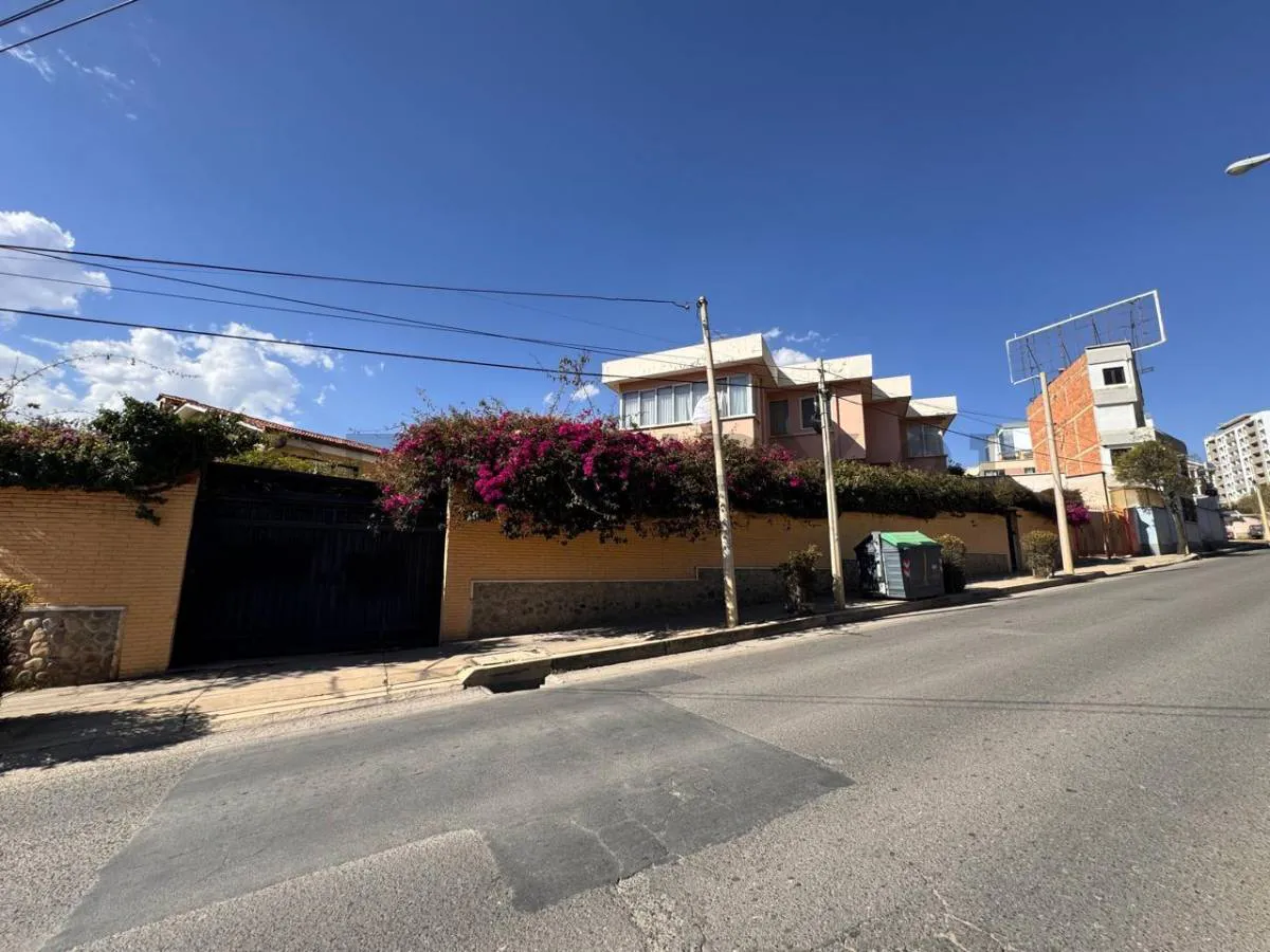 Foto 1 de Casa en Alquiler | Av. Costanera | Amplia Residencia de 350 M²