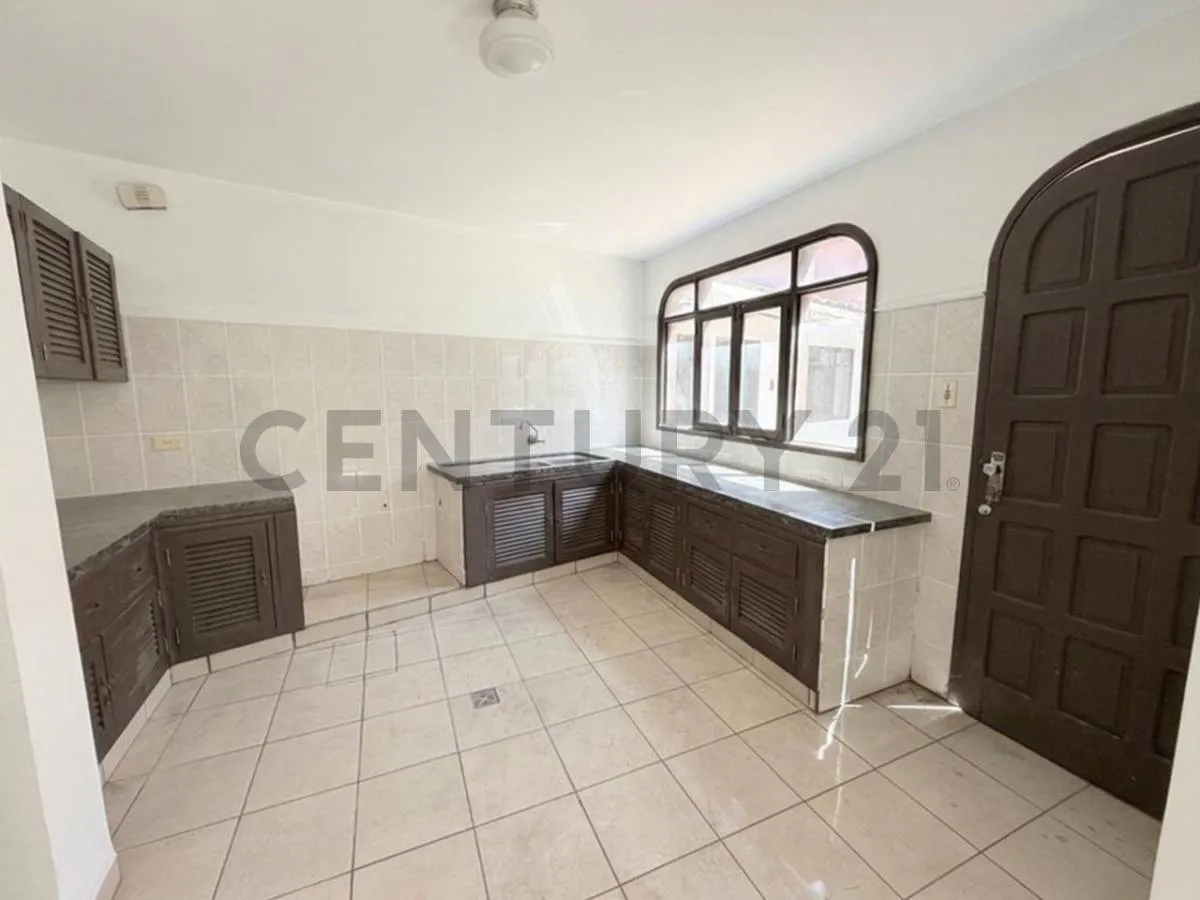 Foto 3 de Casa en Venta Zona Oeste a una cuadra de la Av. Pirai y 3er anillo interno