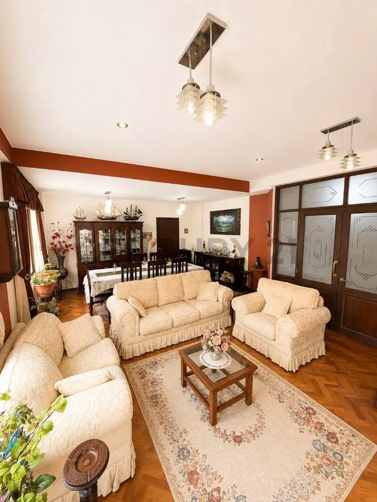Foto 2 de En venta casa de 3 dormitorios con jardin, parrillero y garaje en Achumani Alto