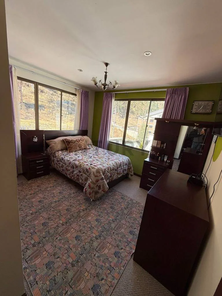 Foto 13 de En venta casa de 3 dormitorios con jardin, parrillero y garaje en Achumani Alto