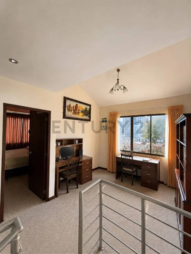 Foto 3 de En venta casa de 3 dormitorios con jardin, parrillero y garaje en Achumani Alto