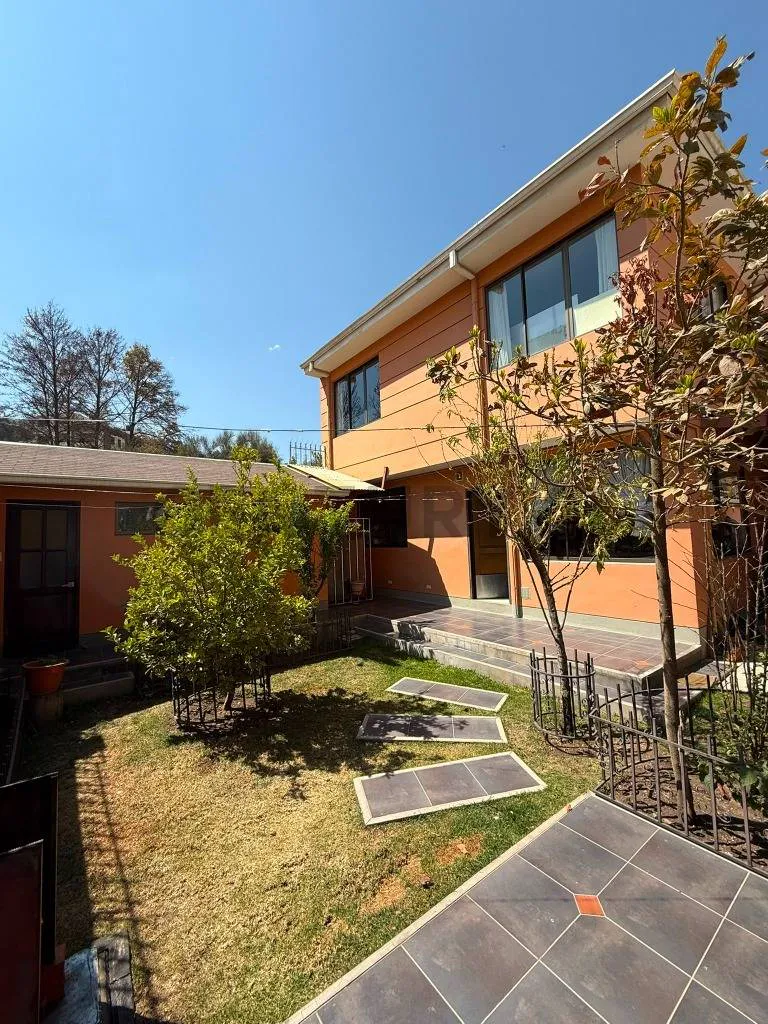Foto 7 de En venta casa de 3 dormitorios con jardin, parrillero y garaje en Achumani Alto