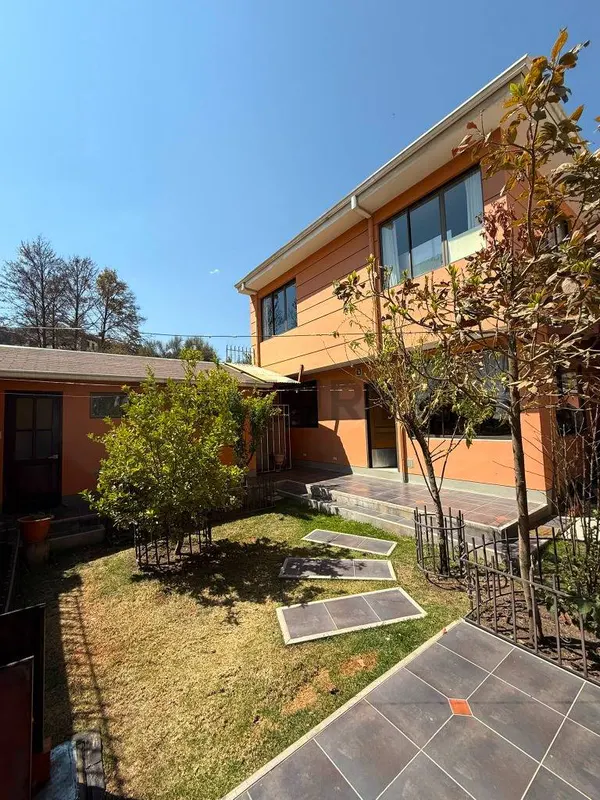 Foto 7 de En venta casa de 3 dormitorios con jardin, parrillero y garaje en Achumani Alto