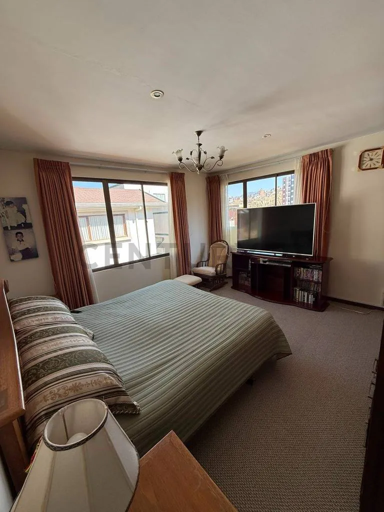 Foto 11 de En venta casa de 3 dormitorios con jardin, parrillero y garaje en Achumani Alto