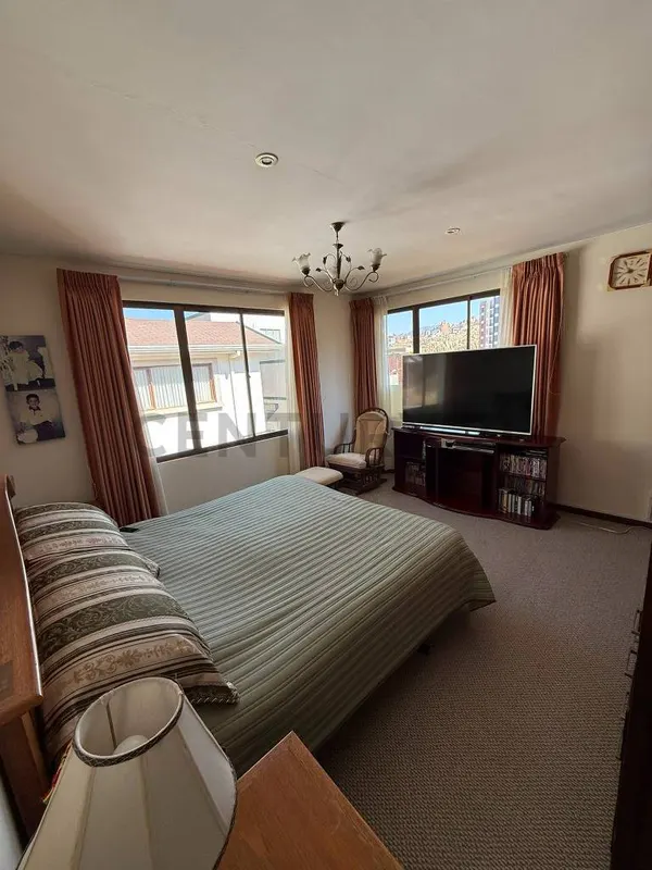 Foto 11 de En venta casa de 3 dormitorios con jardin, parrillero y garaje en Achumani Alto