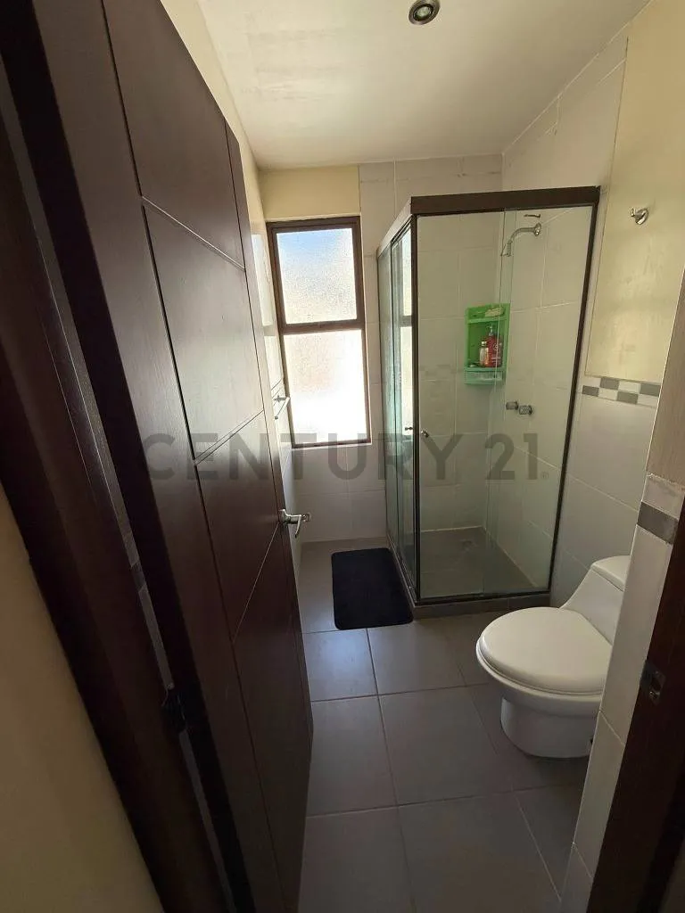 Foto 6 de En venta casa de 3 dormitorios con jardin, parrillero y garaje en Achumani Alto
