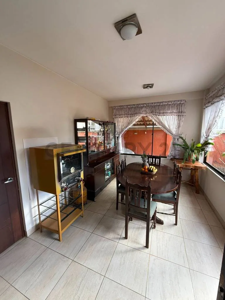 Foto 5 de En venta casa de 3 dormitorios con jardin, parrillero y garaje en Achumani Alto
