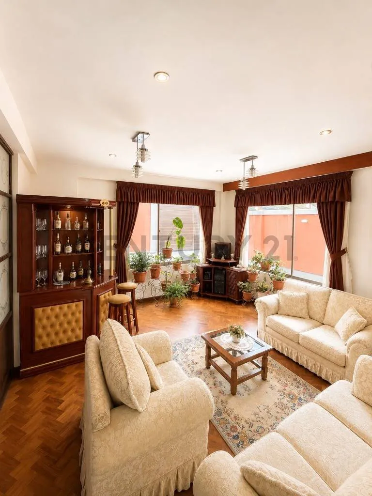 Foto 4 de En venta casa de 3 dormitorios con jardin, parrillero y garaje en Achumani Alto