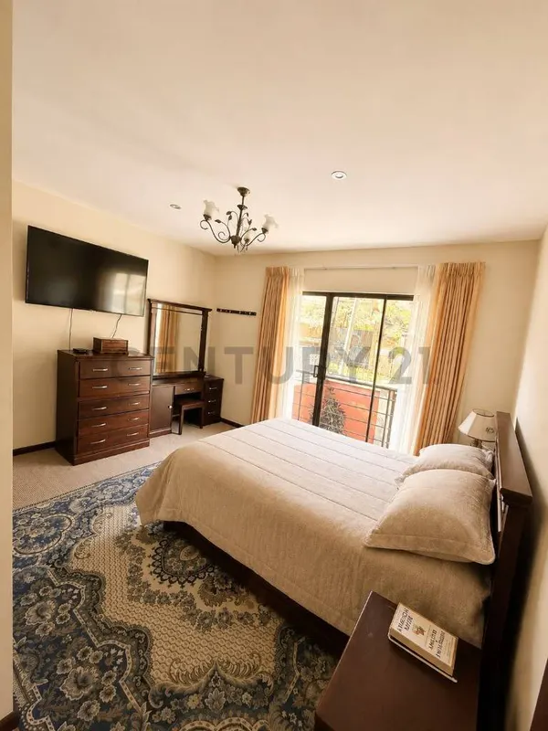 Foto 10 de En venta casa de 3 dormitorios con jardin, parrillero y garaje en Achumani Alto