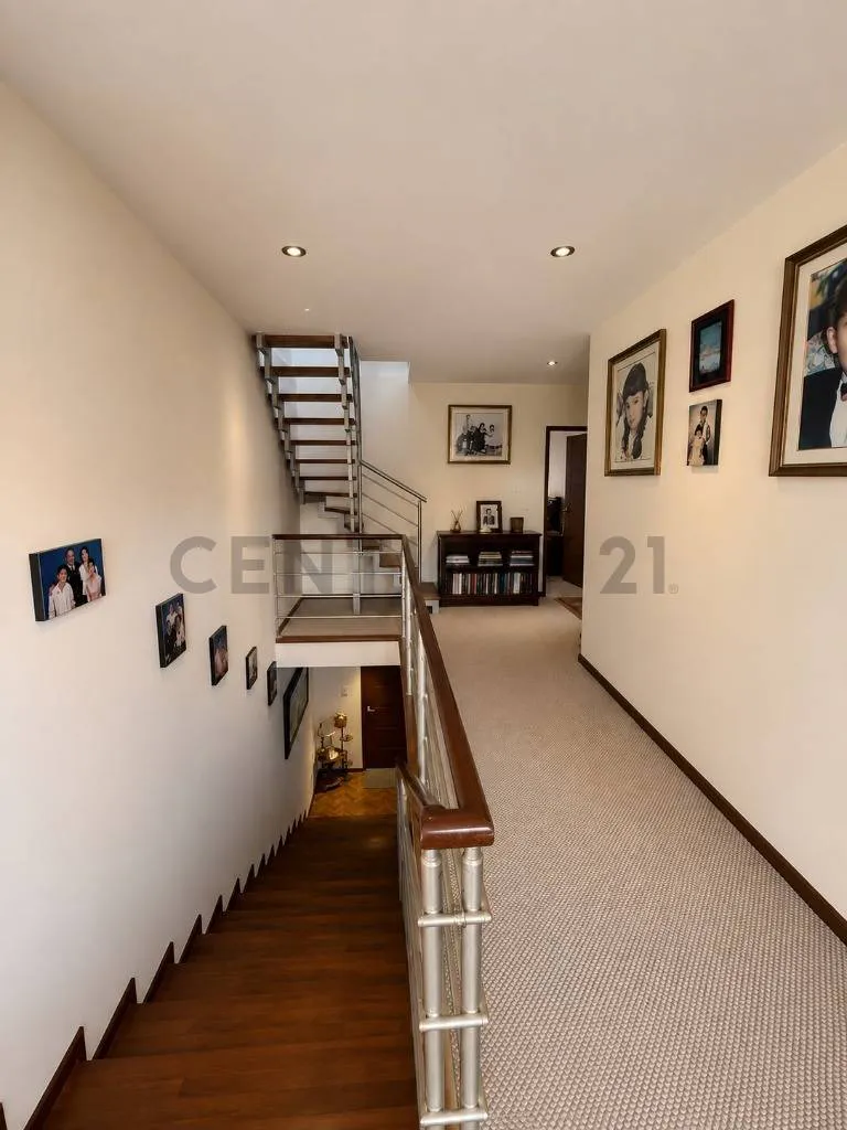 Foto 9 de En venta casa de 3 dormitorios con jardin, parrillero y garaje en Achumani Alto