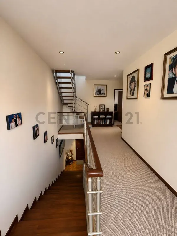 Foto 9 de En venta casa de 3 dormitorios con jardin, parrillero y garaje en Achumani Alto