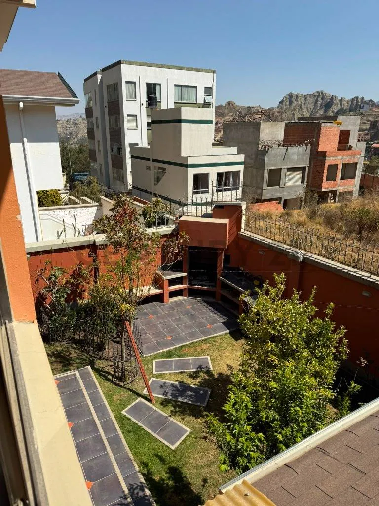 Foto 8 de En venta casa de 3 dormitorios con jardin, parrillero y garaje en Achumani Alto