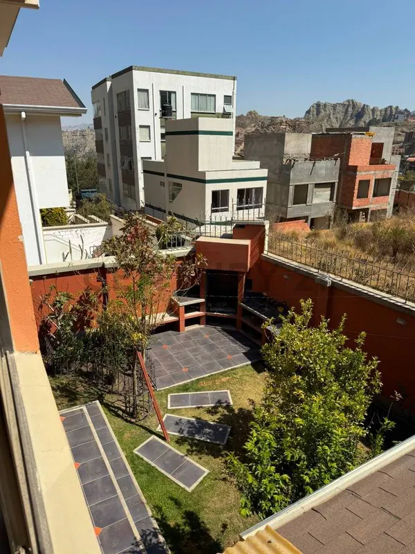Foto 8 de En venta casa de 3 dormitorios con jardin, parrillero y garaje en Achumani Alto