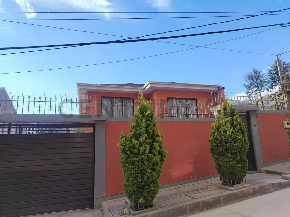 Foto 1 de En venta casa de 3 dormitorios con jardin, parrillero y garaje en Achumani Alto