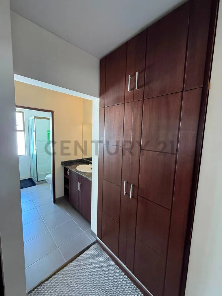 Foto 14 de En venta casa de 3 dormitorios con jardin, parrillero y garaje en Achumani Alto