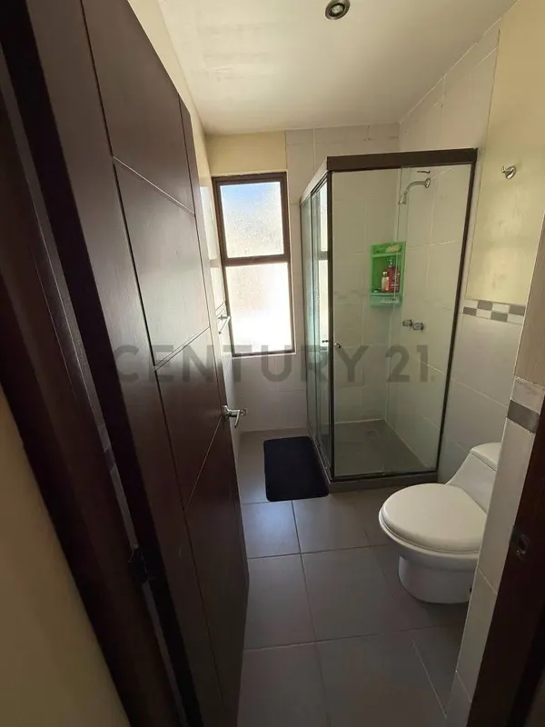Foto 12 de En venta casa de 3 dormitorios con jardin, parrillero y garaje en Achumani Alto