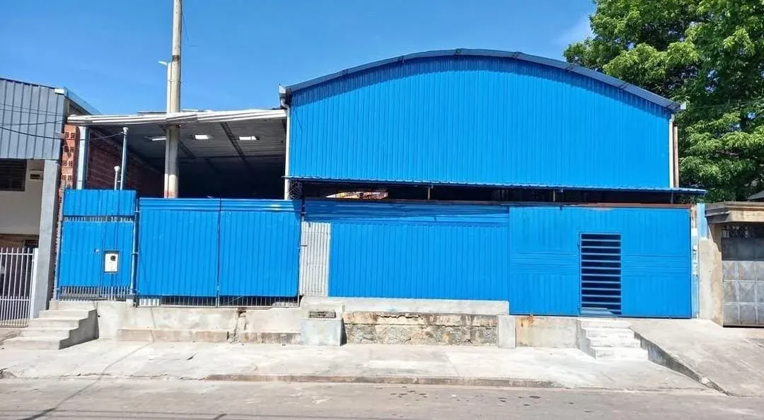 Foto 1 de En alquiler galpon y casa indpendiente suroeste av. Escuadron Velasco