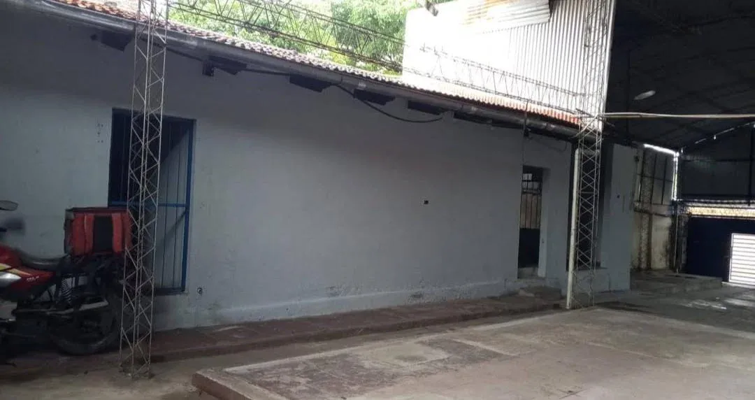 Foto 4 de En alquiler galpon y casa indpendiente suroeste av. Escuadron Velasco