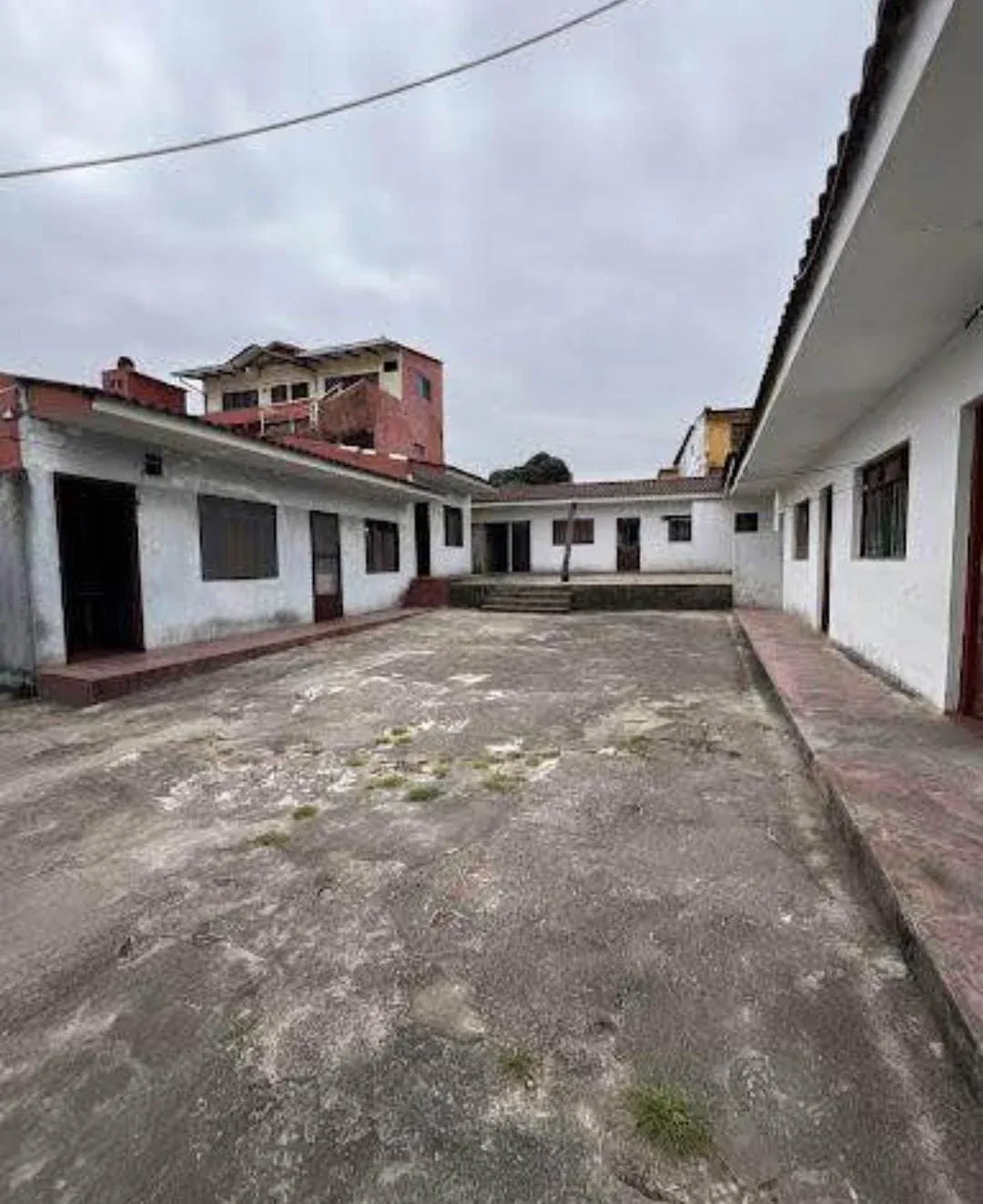 Foto 6 de En alquiler galpon y casa indpendiente suroeste av. Escuadron Velasco