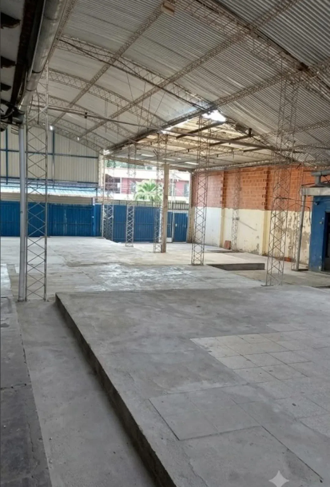 Foto 2 de En alquiler galpon y casa indpendiente suroeste av. Escuadron Velasco