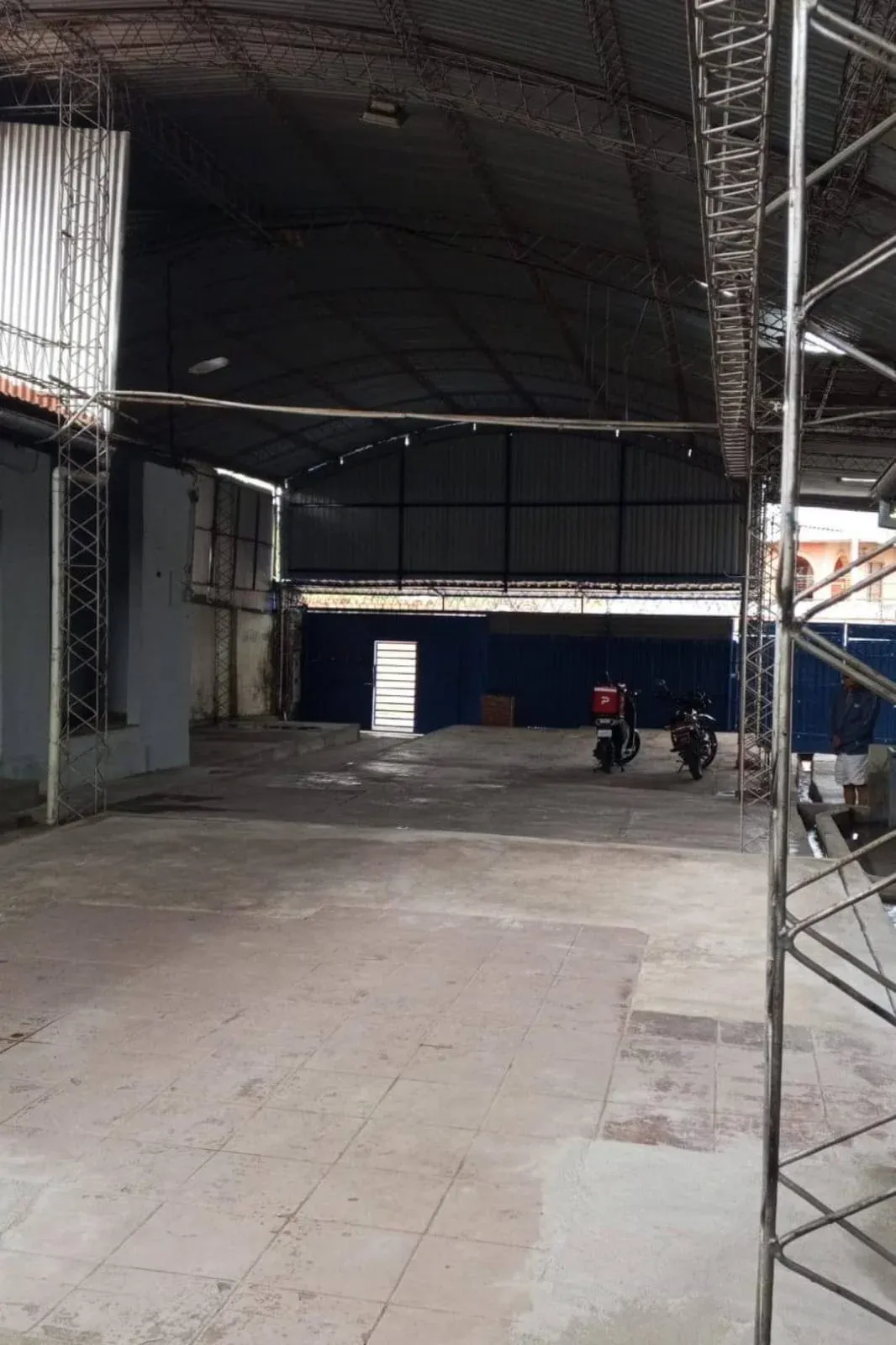 Foto 5 de En alquiler galpon y casa indpendiente suroeste av. Escuadron Velasco