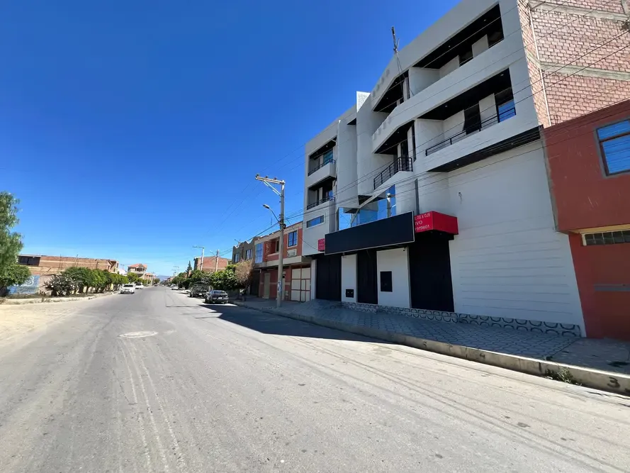 Foto 1 de Edificio con Discoteca y Departamentos en Punata - en Venta