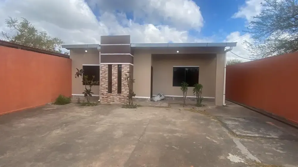 Foto 1 de Casa en alquiler con 3 dormitorios y amplio terreno en Satélite Norte, Warnes