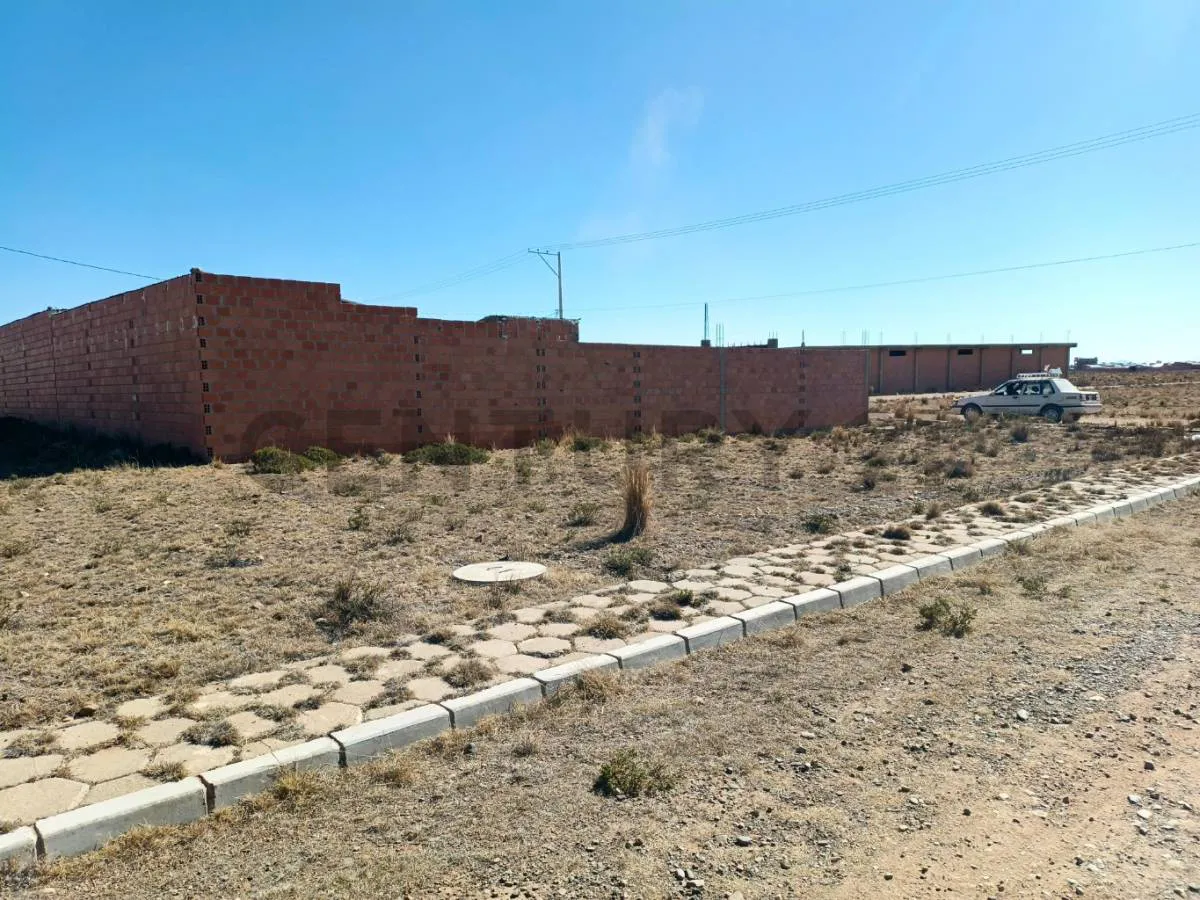 Foto 2 de Terreno en venta en esquina sobre Avenida