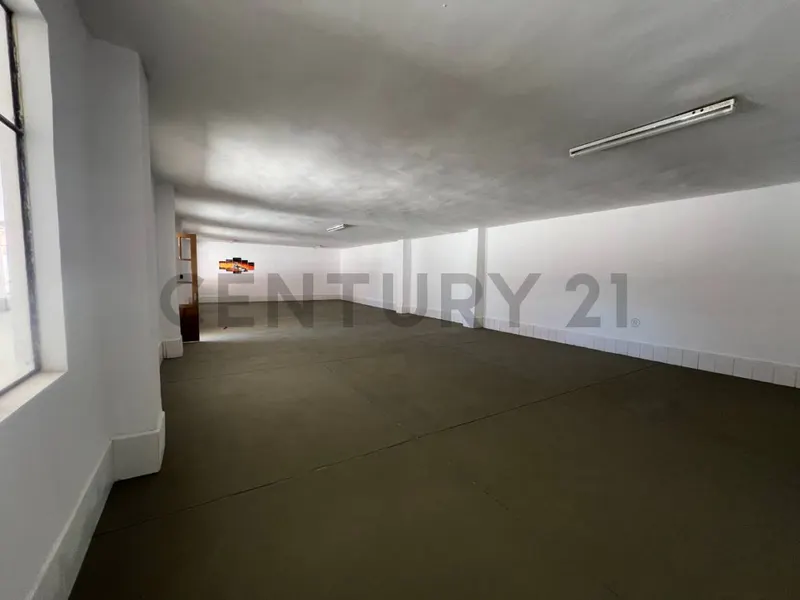 Foto 10 de Amplio Inmueble Comercial en Alquiler Sobre Avenida